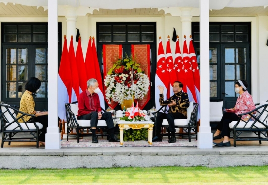 Presiden Jokowi dan PM Singapura Kompak Pakai Batik saat Bertemu di Bintan