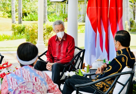 Presiden Jokowi dan PM Singapura Kompak Pakai Batik saat Bertemu di Bintan