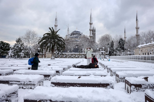 Pemandangan Istanbul Berselimut Salju Tebal