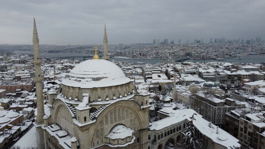 Pemandangan Istanbul Berselimut Salju Tebal