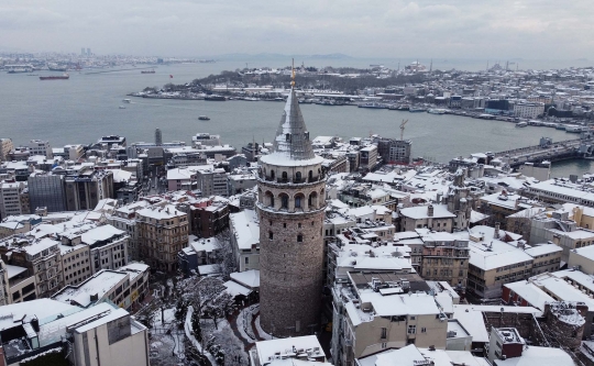 Pemandangan Istanbul Berselimut Salju Tebal