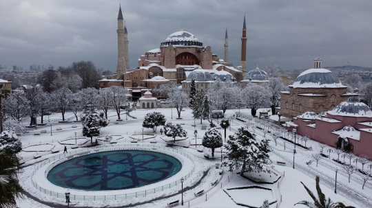 Pemandangan Istanbul Berselimut Salju Tebal