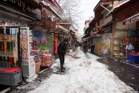 Pemandangan Istanbul Berselimut Salju Tebal