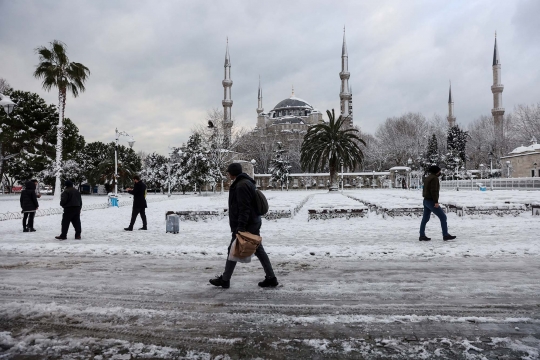 Pemandangan Istanbul Berselimut Salju Tebal