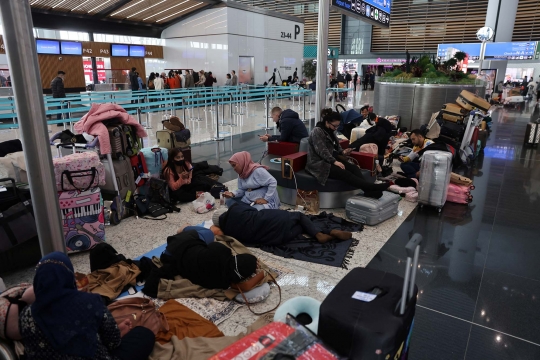 Ribuan Penumpang Terlantar di Bandara Istanbul Akibat Salju Lebat