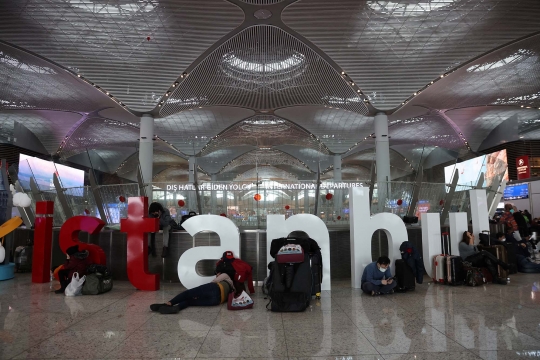 Ribuan Penumpang Terlantar di Bandara Istanbul Akibat Salju Lebat