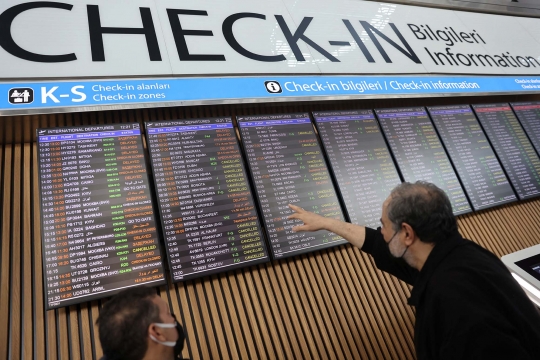 Ribuan Penumpang Terlantar di Bandara Istanbul Akibat Salju Lebat