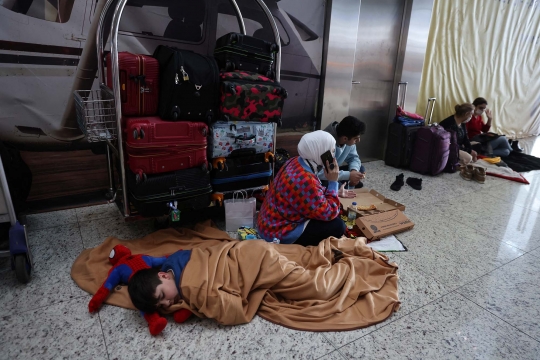 Ribuan Penumpang Terlantar di Bandara Istanbul Akibat Salju Lebat