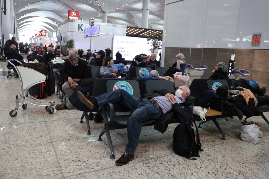 Ribuan Penumpang Terlantar di Bandara Istanbul Akibat Salju Lebat