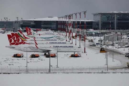 Ribuan Penumpang Terlantar di Bandara Istanbul Akibat Salju Lebat