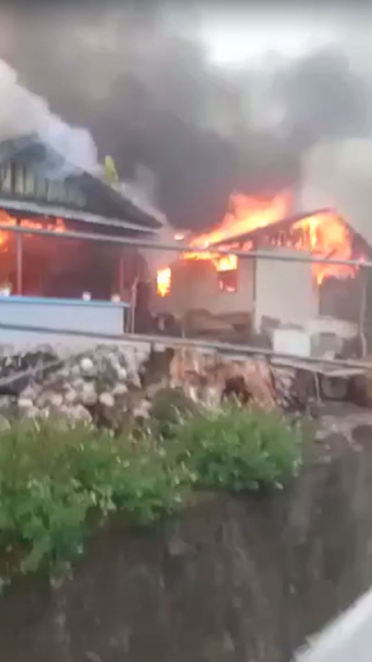 Suasana Mencekam Bentrokan di Maluku Tengah, Rumah Terbakar dan Warga Kabur ke Hutan