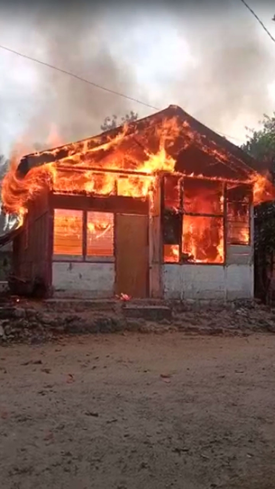 Suasana Mencekam Bentrokan di Maluku Tengah, Rumah Terbakar dan Warga Kabur ke Hutan