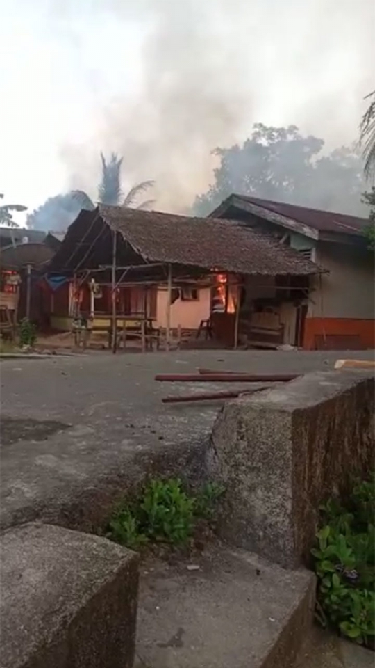 Suasana Mencekam Bentrokan di Maluku Tengah, Rumah Terbakar dan Warga Kabur ke Hutan