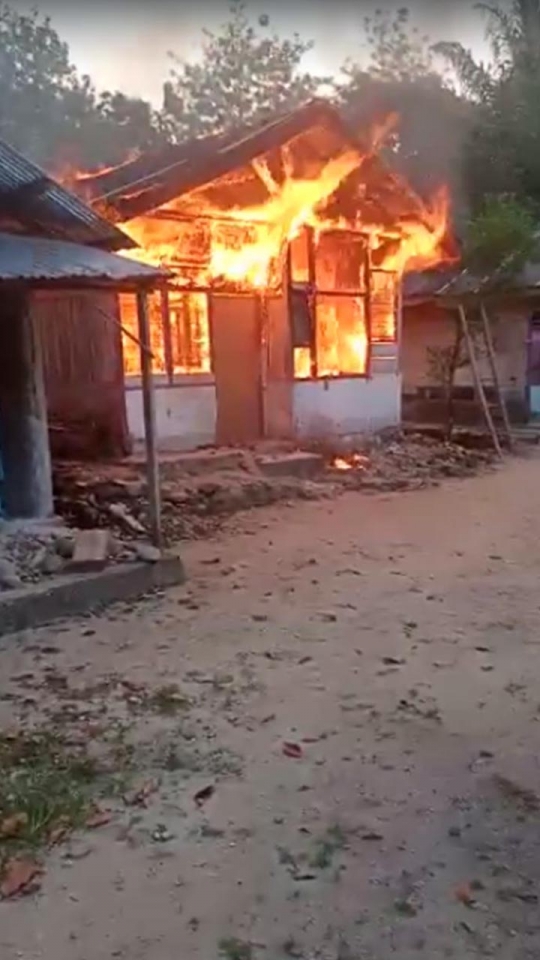 Suasana Mencekam Bentrokan di Maluku Tengah, Rumah Terbakar dan Warga Kabur ke Hutan