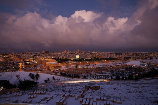 Penampakan Yerusalem Berselimut Salju