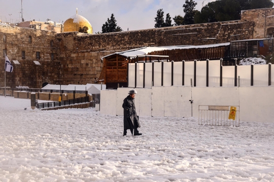 Penampakan Yerusalem Berselimut Salju