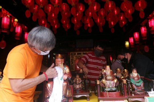 Ritual Bersih-Bersih Rupang di Vihara Dhanagun Bogor