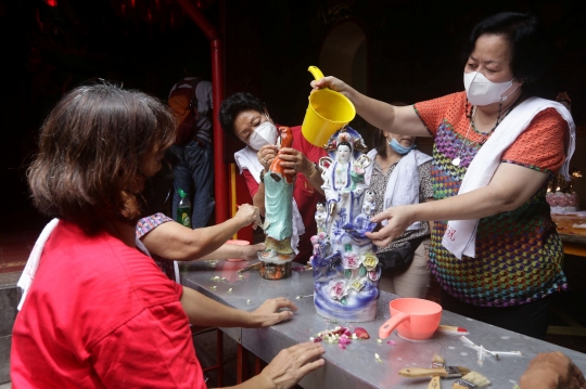 Ritual Bersih-Bersih Rupang di Vihara Dhanagun Bogor