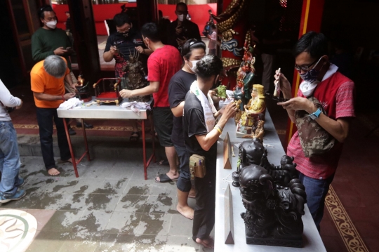 Ritual Bersih-Bersih Rupang di Vihara Dhanagun Bogor