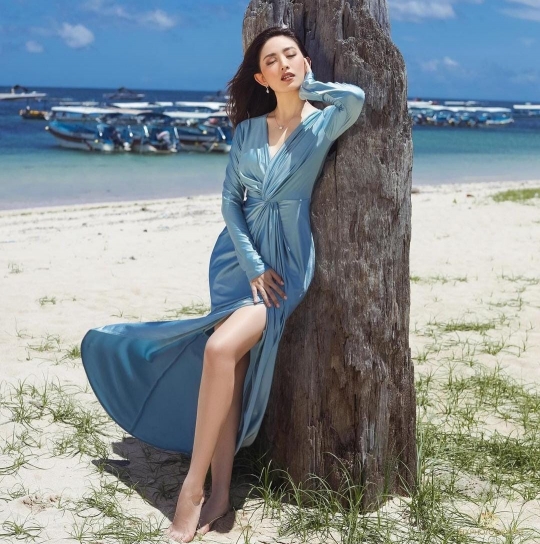 Cantik Bak Bidadari, Pesona Natasha Wilona Berpose di Pinggir Pantai Jadi Sorotan