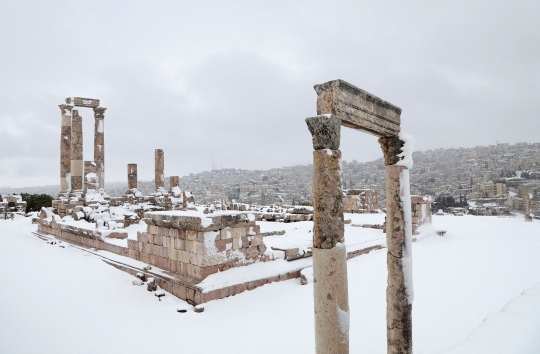 Salju Tebal Selimuti Kuil Romawi Kuno Yordania