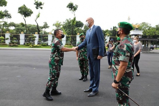 Jenderal TNI Dudung Didatangi Dubes Ceko, Tinggi Tubuhnya Jadi Sorotan