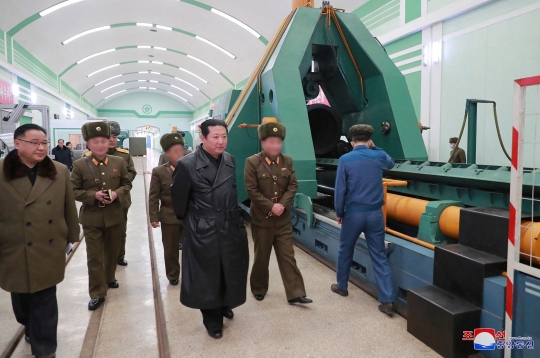 Ekspresi Kim Jong-un saat Tinjau Pabrik Senjata Utama