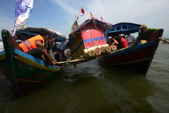 Rayakan Tradisi Nadran, Nelayan Bekasi Larung Sesaji di Lautan