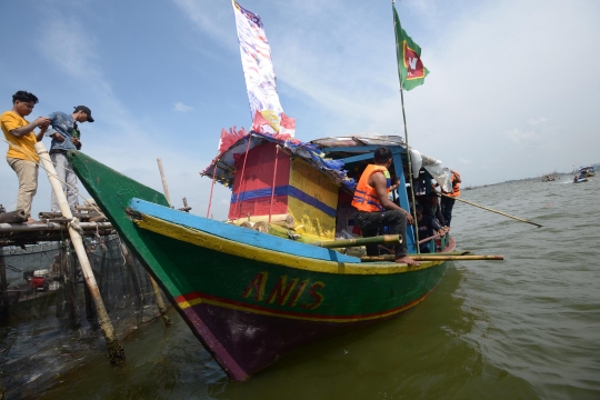 Rayakan Tradisi Nadran, Nelayan Bekasi Larung Sesaji di Lautan