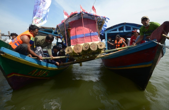 Rayakan Tradisi Nadran, Nelayan Bekasi Larung Sesaji di Lautan