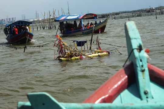 Rayakan Tradisi Nadran, Nelayan Bekasi Larung Sesaji di Lautan