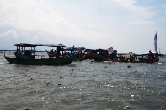 Rayakan Tradisi Nadran, Nelayan Bekasi Larung Sesaji di Lautan