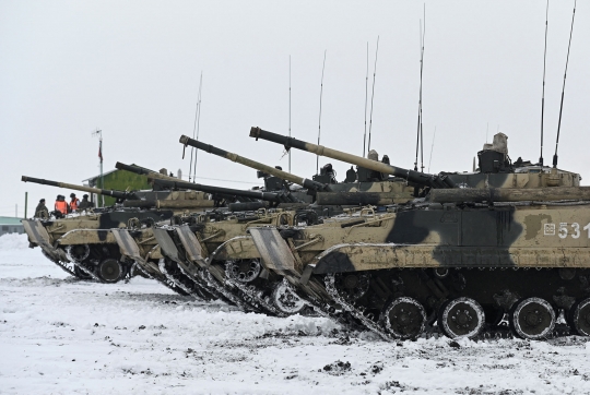 Mengintip Tank-Tank Rusia Latihan Perang di Dekat Perbatasan Ukraina