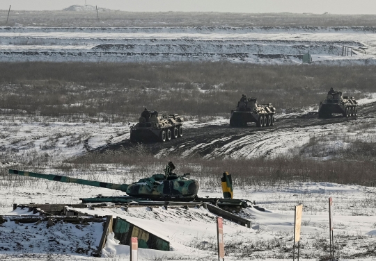 Mengintip Tank-Tank Rusia Latihan Perang di Dekat Perbatasan Ukraina