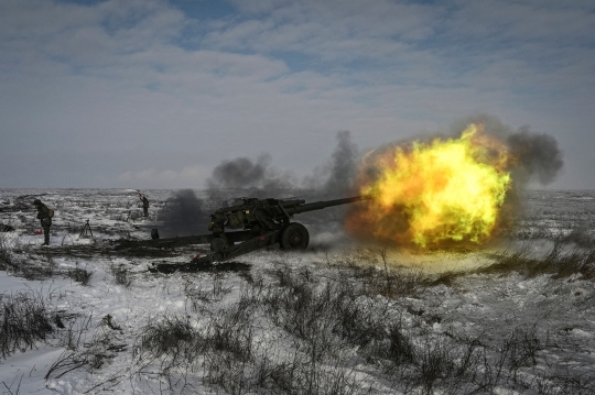 Mengintip Tank-Tank Rusia Latihan Perang di Dekat Perbatasan Ukraina
