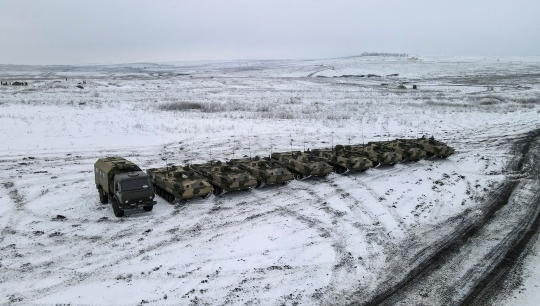 Mengintip Tank-Tank Rusia Latihan Perang di Dekat Perbatasan Ukraina