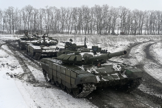 Mengintip Tank-Tank Rusia Latihan Perang di Dekat Perbatasan Ukraina