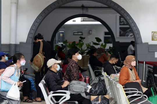 Jelang Libur Imlek, Penumpang KA Jarak Jauh di Pasar Senen Meningkat