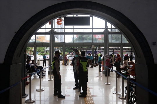 Jelang Libur Imlek, Penumpang KA Jarak Jauh di Pasar Senen Meningkat