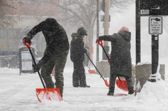 Gotong Royong Warga AS Membersihkan Salju di Tempat Umum