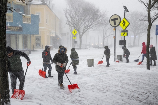 Gotong Royong Warga AS Membersihkan Salju di Tempat Umum