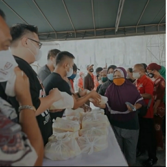 Potret Crazy Rich Surabaya Beli Ribuan Liter Minyak Goreng untuk Dibagikan ke Ibu-ibu