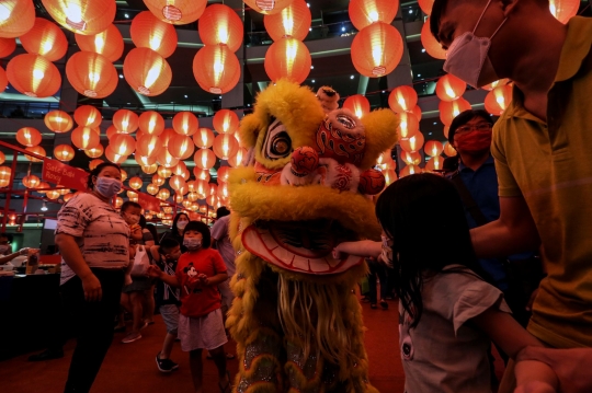 Jelang Imlek, Barongsai Hibur Pengunjung Mal