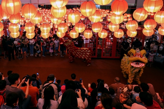 Jelang Imlek, Barongsai Hibur Pengunjung Mal