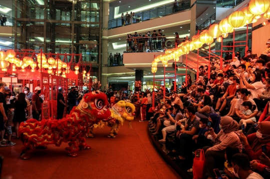 Jelang Imlek, Barongsai Hibur Pengunjung Mal