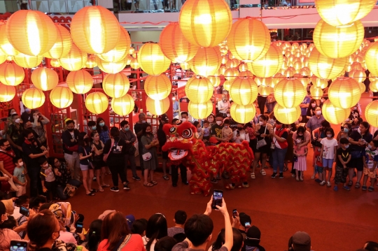 Jelang Imlek, Barongsai Hibur Pengunjung Mal