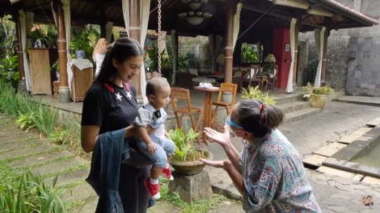 Jarang Tersorot, Ini 5 Potret Rumah Christine Hakim yang Luas dan Sangat Asri