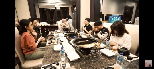 Momen Makan Malam Fuji & Thariq Bareng Keluarga di Rumah Atta, Seru Bahas Soal Jadian