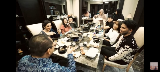 Momen Makan Malam Fuji & Thariq Bareng Keluarga di Rumah Atta, Seru Bahas Soal Jadian