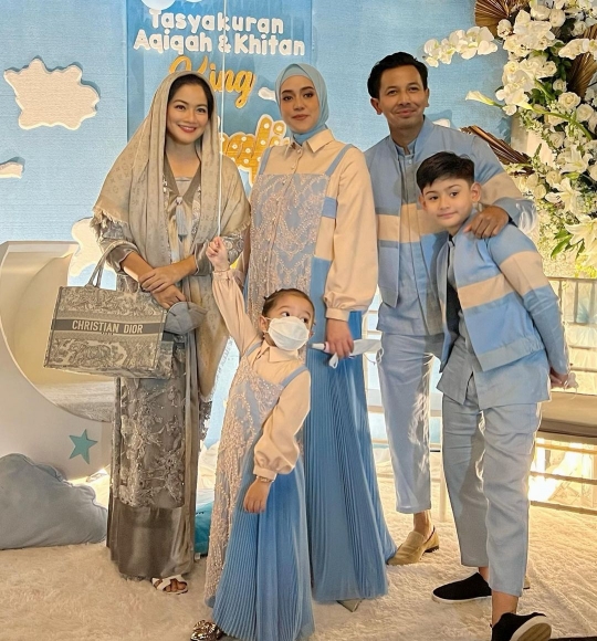 5 Potret Acara Aqiqah Baby Zhafi Anak Fairuz dan Sonny Septian